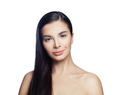 Esmer kız beyaz arka plan üzerinde izole. Spa kadın yüzü mükemmel cilt ve uzun sağlıklı siyah saçlı