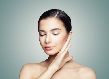 Sağlıklı bir cilt ile genç kadın güzellik portresi