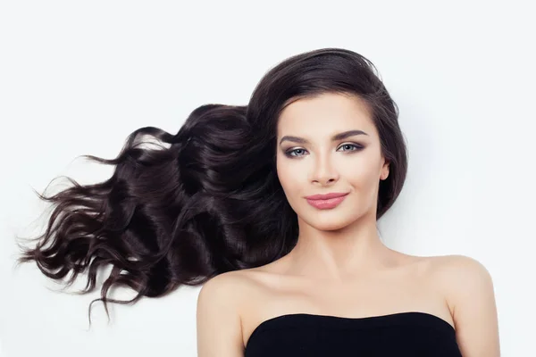 Sevimli Kız Model Beyaz Arka Plan Üzerinde Uzun Kıvırcık Saçlar — Stok fotoğraf