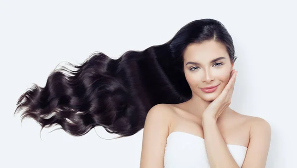 Mulher Modelo Moda Bonita Com Cabelo Ondulado Soprando Branco Menina — Fotografia de Stock