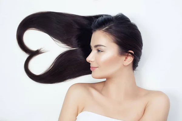 Joven Hermosa Mujer Con Cabello Rizado Saludable Corazón Del Cabello —  Fotos de Stock