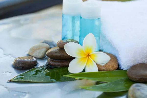 Pequenas Garrafas Com Flor Tropical Pedras Para Tratamento Massagem — Fotografia de Stock