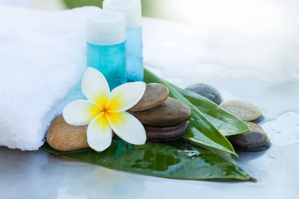 Garrafa Pequena Com Óleo Massagem Concepr Com Flor Pedras Toalha — Fotografia de Stock