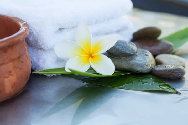 Spa Blomma Och Stenar Och Vit Handduk För Massagebehandling Vit — Stockfoto