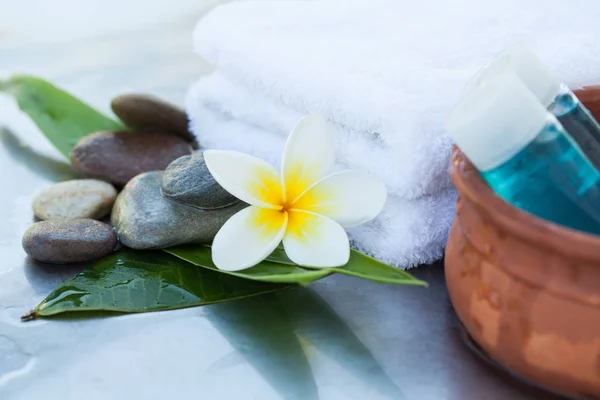 Ambiente Spa Com Flor Tropical Tigela Com Tubo Óleo Toalha — Fotografia de Stock