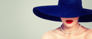Çekici kadın kırmızı dudak makyaj, şık şapka ve inci, vintage retro portre