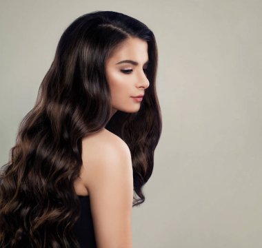 Sağlıklı saç kadın. Kahverengi kıvırcık saçlı güzel kız. Saç bakım kavramı