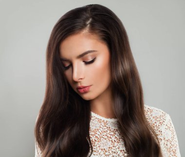 Uzun mükemmel parlak saçlı güzel kadın. Saç Bakımı ve erkek güzellik kavramı