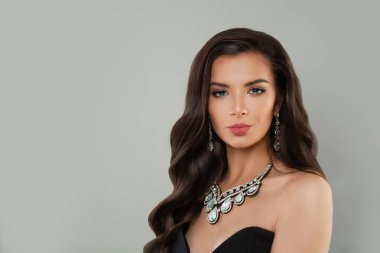 Güzel esmer kadın elmas kolye ve küpe, moda portre 