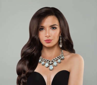 Makyaj, uzun kıvırcık saç ve elmas kolye, moda portre ile lüks kadın 