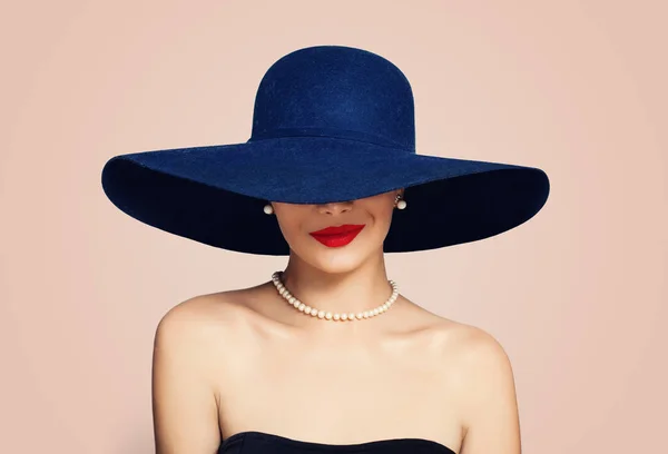 Pembe Bir Arka Plan Üzerinde Zarif Şapkalı Güzel Gülümseyen Kadın — Stok fotoğraf