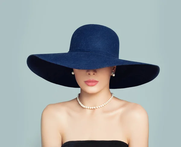 Mavi Şapka Klasik Stil Moda Portre Zarif Kadın Modeli — Stok fotoğraf