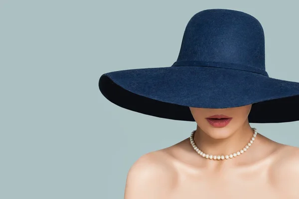 Mükemmel Kadın Moda Şapka Mavi Zemin Üzerine Beyaz Inci Takı — Stok fotoğraf