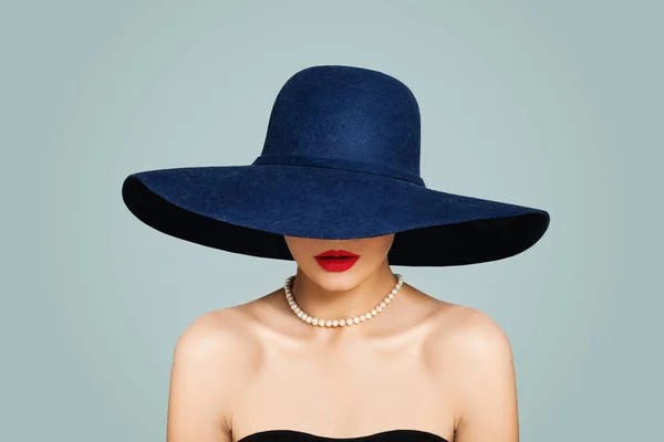 Kırmızı Dudaklar Makyaj Giyiyor Klasik Şapka Beyaz Inci Moda Portre — Stok fotoğraf