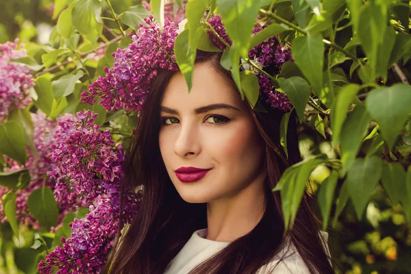 Mujer Alegre Flores Aire Libre Joven Modelo Femenino Perfecto Jardín —  Fotos de Stock