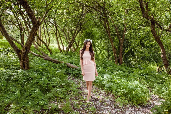 Vacker Kvinna Rosa Klänning Promenader Blommor Trädgård Utomhus — Stockfoto