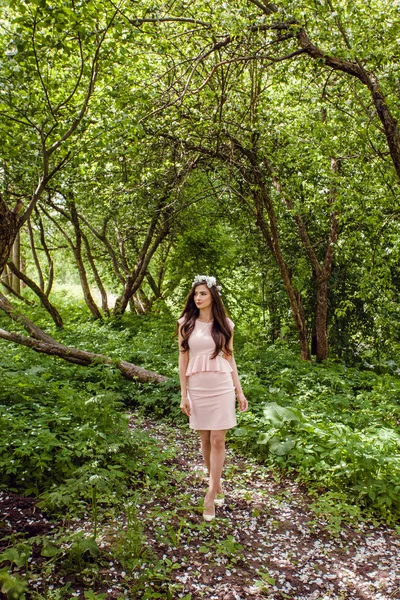 Nette Junge Frau Rosa Kleid Steht Einem Blumengarten Freien Schöne — Stockfoto