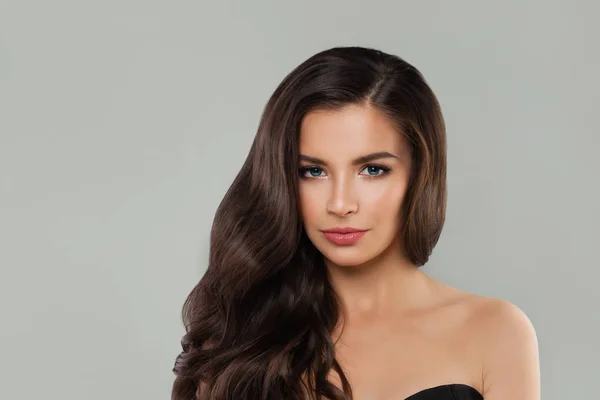 Mujer Sonriente Con Pelo Rizado Largo Sobre Fondo Gris — Foto de Stock