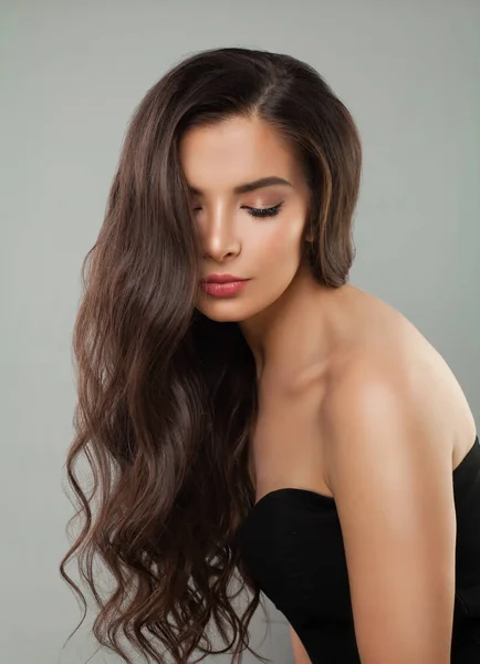 Mulher Morena Nova Com Cabelo Encaracolado Marrom Longo Beleza Natural — Fotografia de Stock