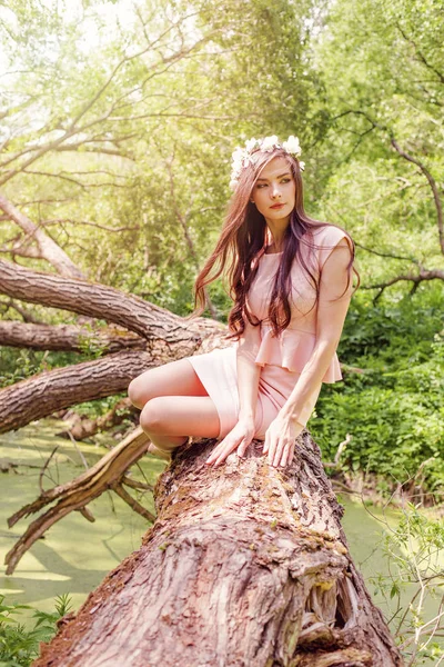 Mujer Romántica Con Flores Blancas Parque Primavera Aire Libre Hermosa —  Fotos de Stock