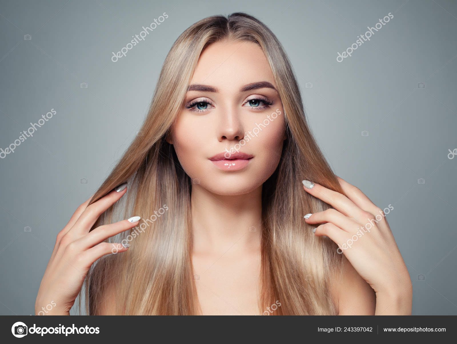 Modelo de penteado e rosto de beleza closeup linda mulher loira com cabelo  loiro comprido e liso estilo