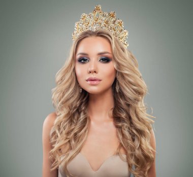 Makyaj, uzun kıvırcık saç modeli, altın takı taç, moda portre sarışın kadınla