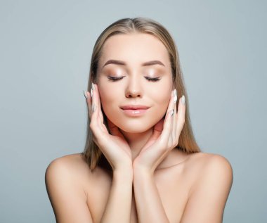 Sağlıklı cilt, güzel yüzlü tatlı kızla mükemmel modeli