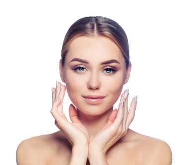 Genç beyaz arka plan üzerinde izole kadın mükemmel. Yüz tedavisi, yüz kaldırma, Cilt Bakımı ve kozmetik kavramı