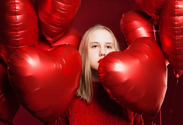 Mladá Blondýnka Balónky Červené Srdce Červeném Pozadí — Stock fotografie