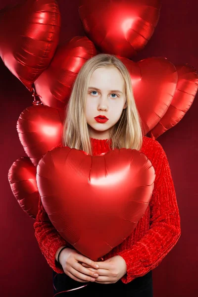 Chica Joven Sosteniendo Globos Corazón Rojo San Valentín San Valentín — Foto de Stock