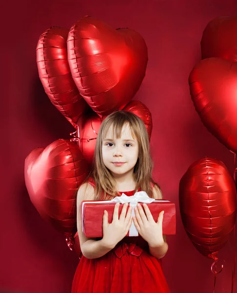 Niña Alegre Vestido Tul Rojo Sosteniendo Caja Regalo Cumpleaños Sobre —  Fotos de Stock