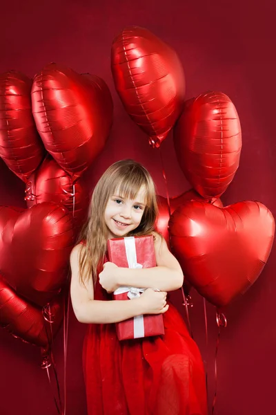 Szczęśliwa Dziewczynka Czerwonych Balonów Prezent Urodzinowy Balony Party Celebration Tło — Zdjęcie stockowe