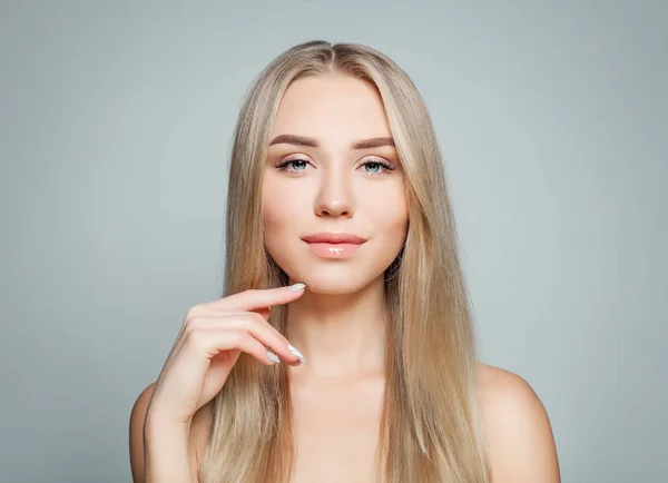 Linda Chica Con Pelo Rubio Hermoso Retrato Mujer Rubia Tratamiento —  Fotos de Stock