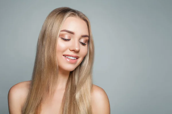 Lächelnde Frau Mit Blonder Frisur Und Perfekter Haut Gesichtsbehandlung Haarpflege — Stockfoto