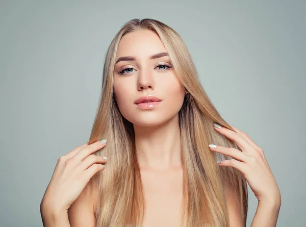 Mujer Pelo Rubio Chica Bonita Con Pelo Largo Saludable Piel —  Fotos de Stock