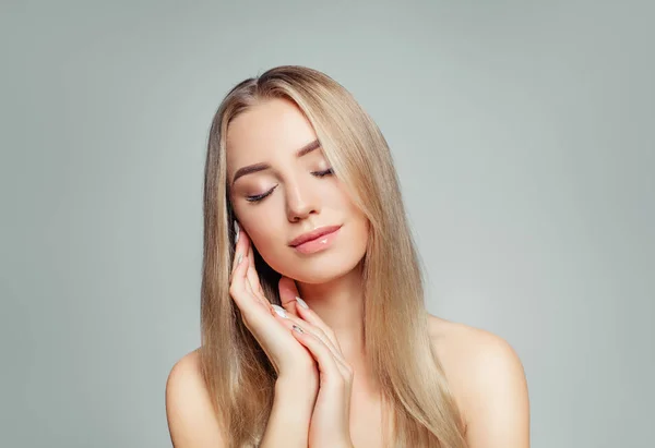 Junge Frau Entspannt Mädchen Mit Blonden Haaren Und Klarem Hautbild — Stockfoto