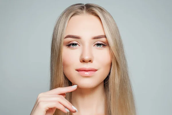 Perfekte Weibliche Gesichtsnahaufnahme Blondes Mädchen Mit Langen Gesunden Haaren Und — Stockfoto