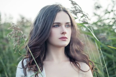 Doğa arka plan güzel kız. Yüzü güzel kadın açık havada dikey, yakın çekim