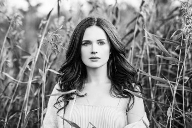 genç kadın siyah beyaz portre 