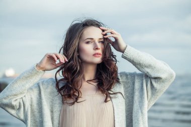 Uzun kıvırcık kumral açık rahatlatıcı ile genç esmer kadın