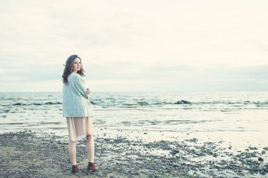 Açık havada deniz üzerinde rahatlatıcı güzel kadın