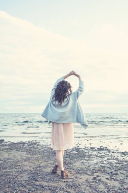 Mutlu kız açık havada kıyı şeridi üzerinde rahatlatıcı