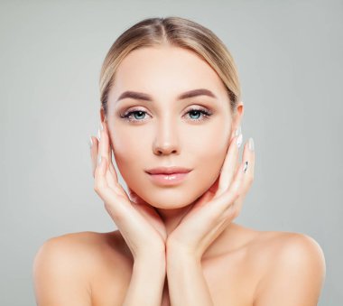 Genç kadın yüzü mükemmel. Sağlıklı cilt mükemmel kız. Yüz tedavisi, Cilt Bakımı ve kozmetik kavramı. 