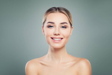 Sevimli gülümseme ile genç bir kadın. Güzel gülümseyen modeli portre