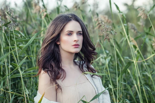 Atractiva Mujer Aire Libre Hermosa Modelo Femenino Sobre Fondo Hierba —  Fotos de Stock