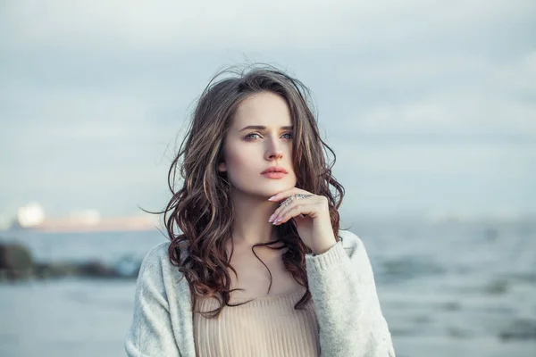 Menina Solitária Livre Retrato Uma Mulher Andar Sozinha Conceito Separação — Fotografia de Stock