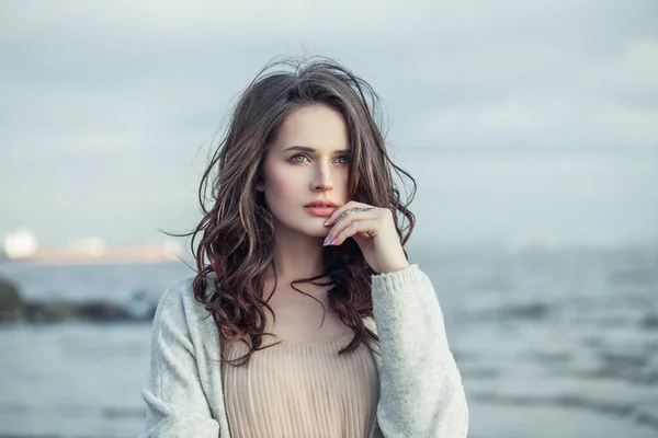 Linda Menina Livre Retrato Bonito Feminino Modelo Rosto Azul Água — Fotografia de Stock