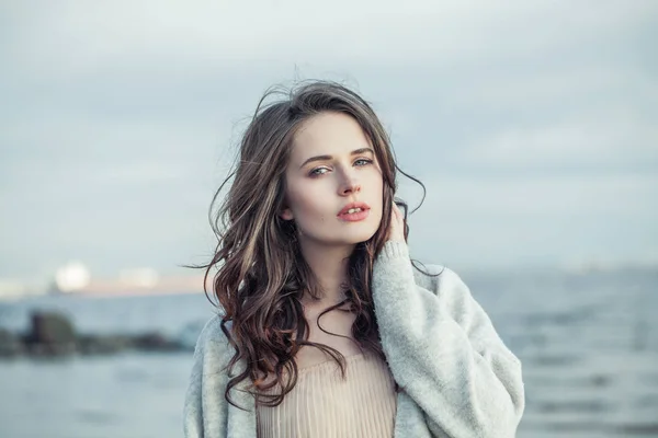 Hermosa Mujer Disfrutando Naturaleza Aire Libre Fondo Del Paisaje Marino — Foto de Stock