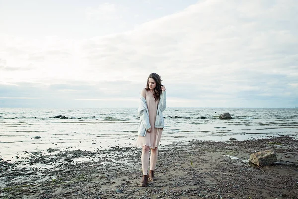 Bonita Modelo Mujer Vestido Sedoso Contra Cielo Mar Retrato Romántico —  Fotos de Stock