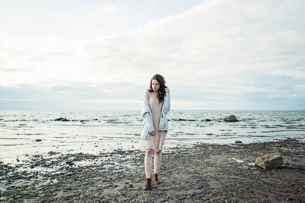 Schönes Modell Frau Seidigem Kleid Gegen Himmel Und Meer Romantisches — Stockfoto